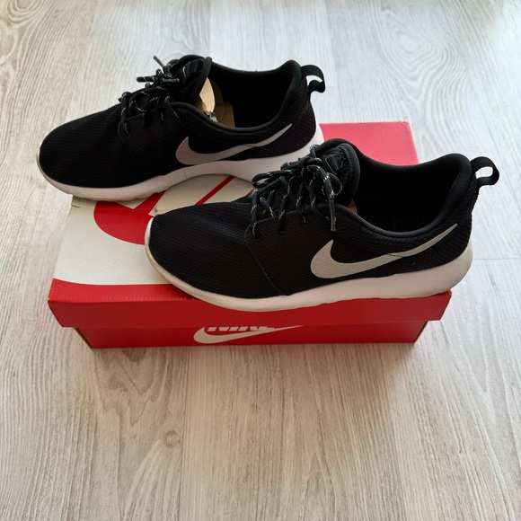 Nike Roshe One women’s black white running training shoe in box size 8 - Picture 3 of 7